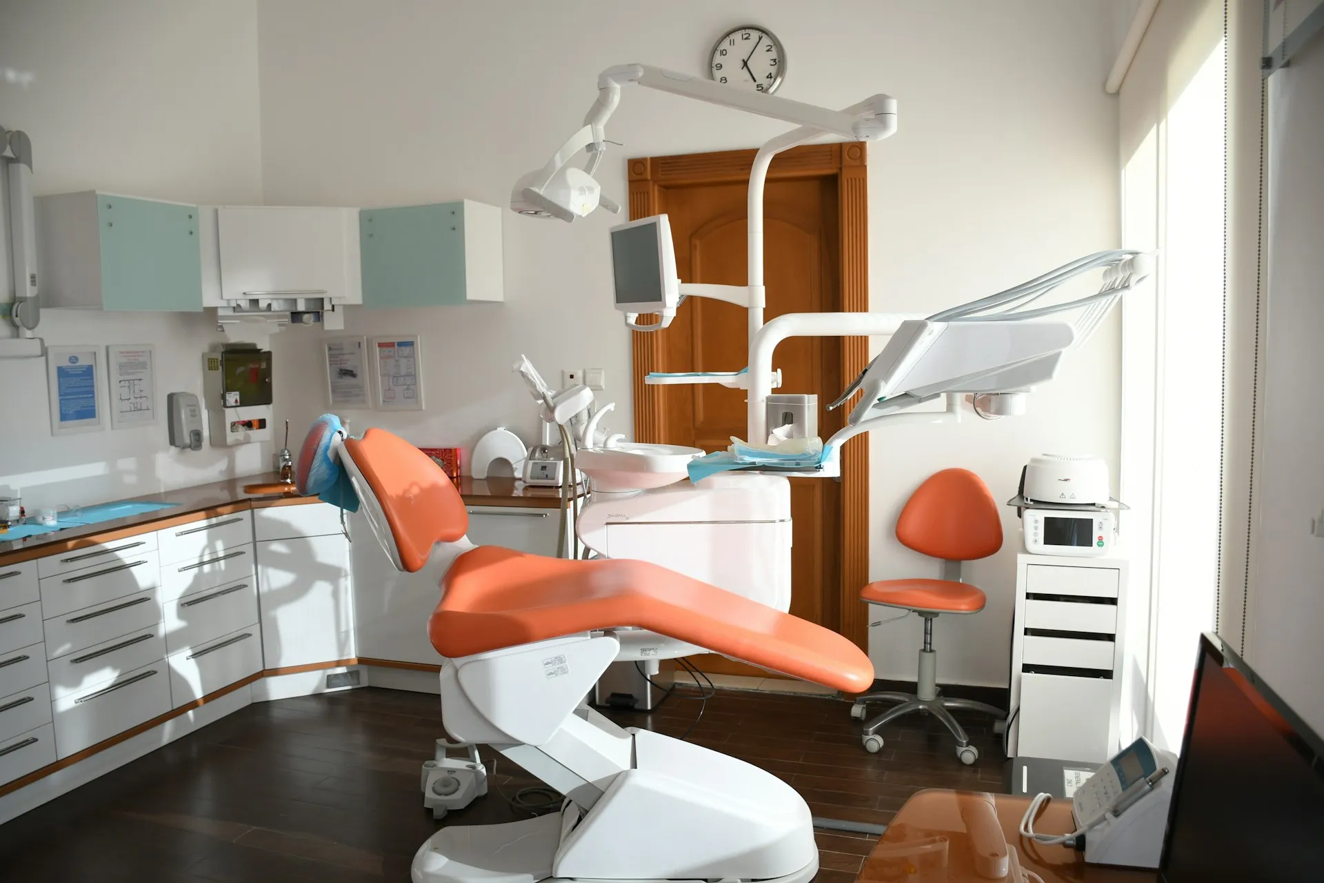 Modernes Behandlungszimmer einer Zahnarztpraxis mit Behandlungsstuhl und Behandlungseinheit