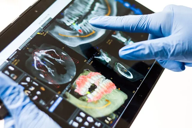 Zahnärztliche Röntgenaufnahmen auf einem Tablet – digitale Praxisdaten